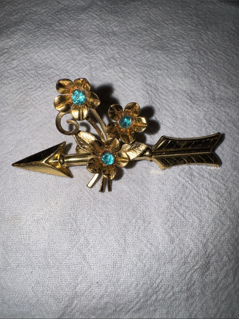 Victorian Style Gold-tone Arrow Flower Brooch with Teal Rhinestones